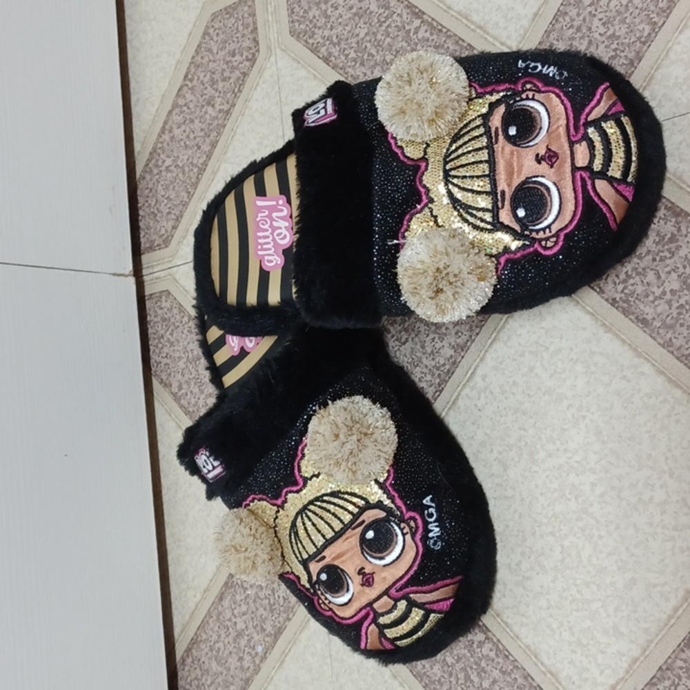 NWOT LOL SURPRISE slippers Size 2-3